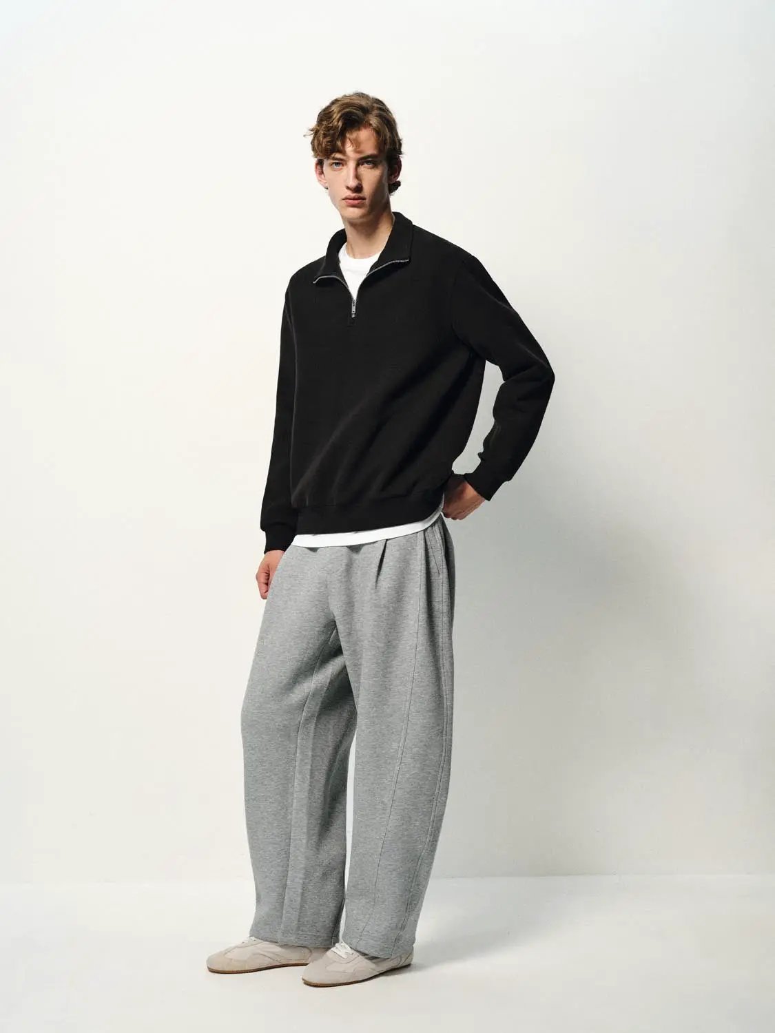Sweatshirt outfit by Urban Revivo Fashion: black half-zip pullover with grey sweatpants (2-piece set)