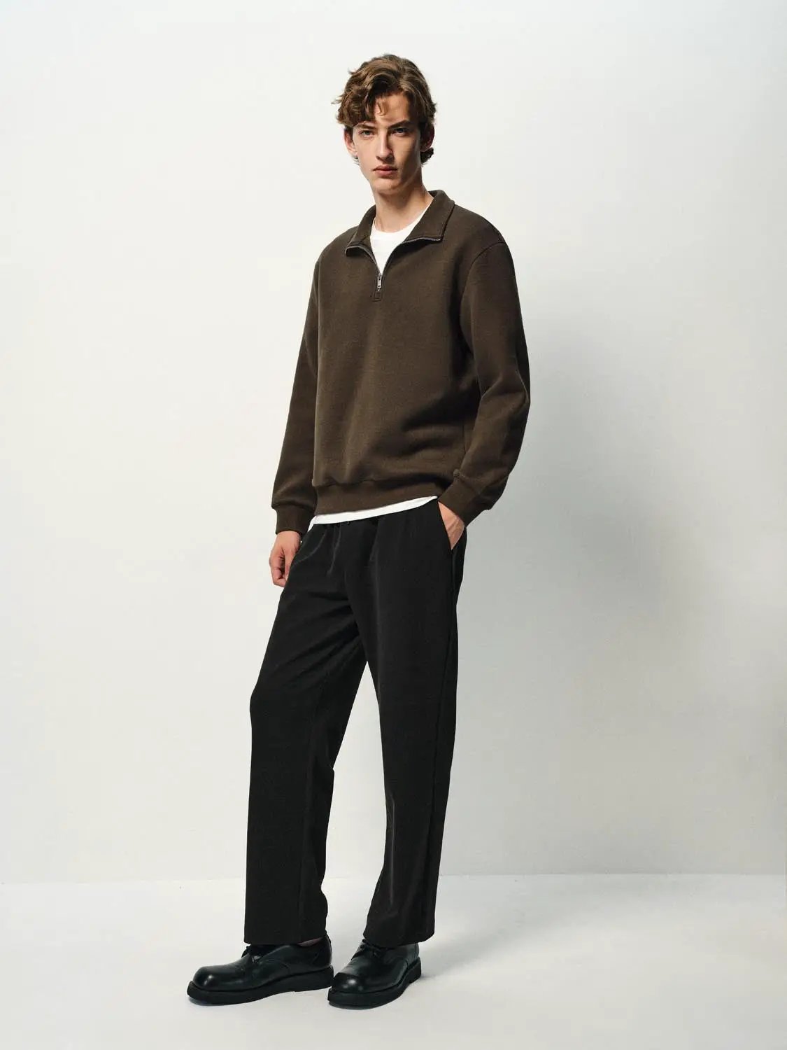 Sweatshirt in olive brown with a zip-neck collar and long sleeves, casual fit.