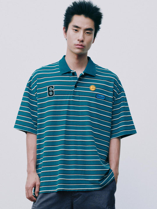 Camisa de algodón tipo polo a rayas con parches de emoji y teclado