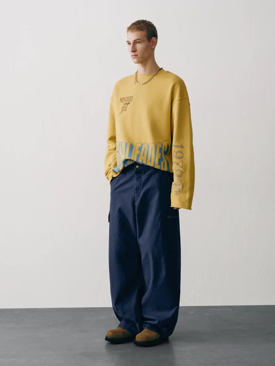 Sweatshirt mustard yellow with bold blue graphic text, oversized fit, long sleeves