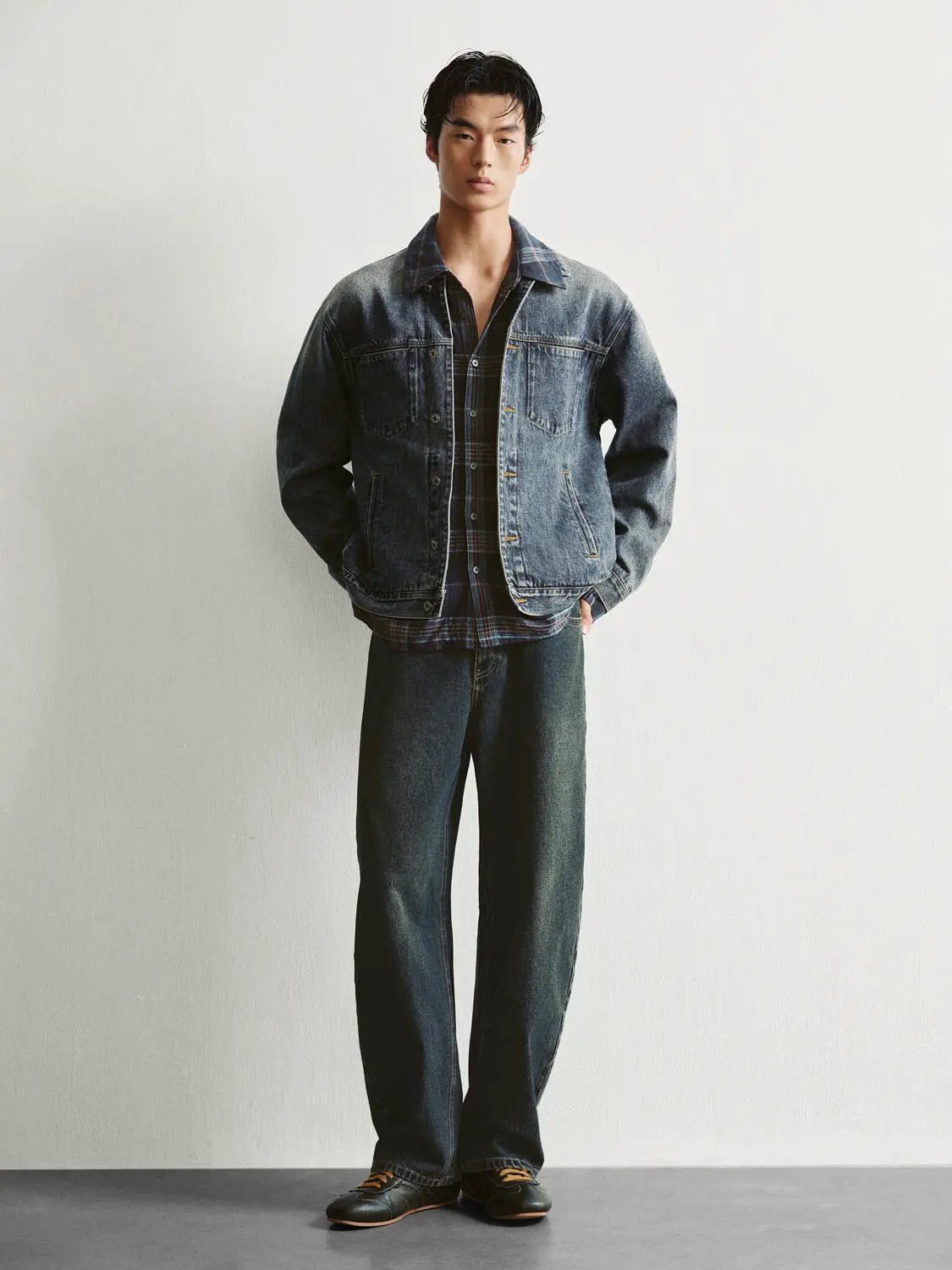 Faded checked-collar cotton long-sleeve denim jacket in light-wash blue with front chest pockets