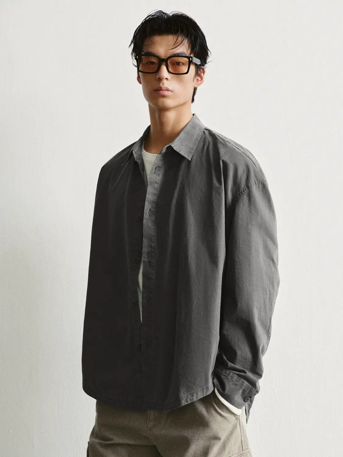 Button-front shirt, dark gray, long-sleeve, oversized fit.