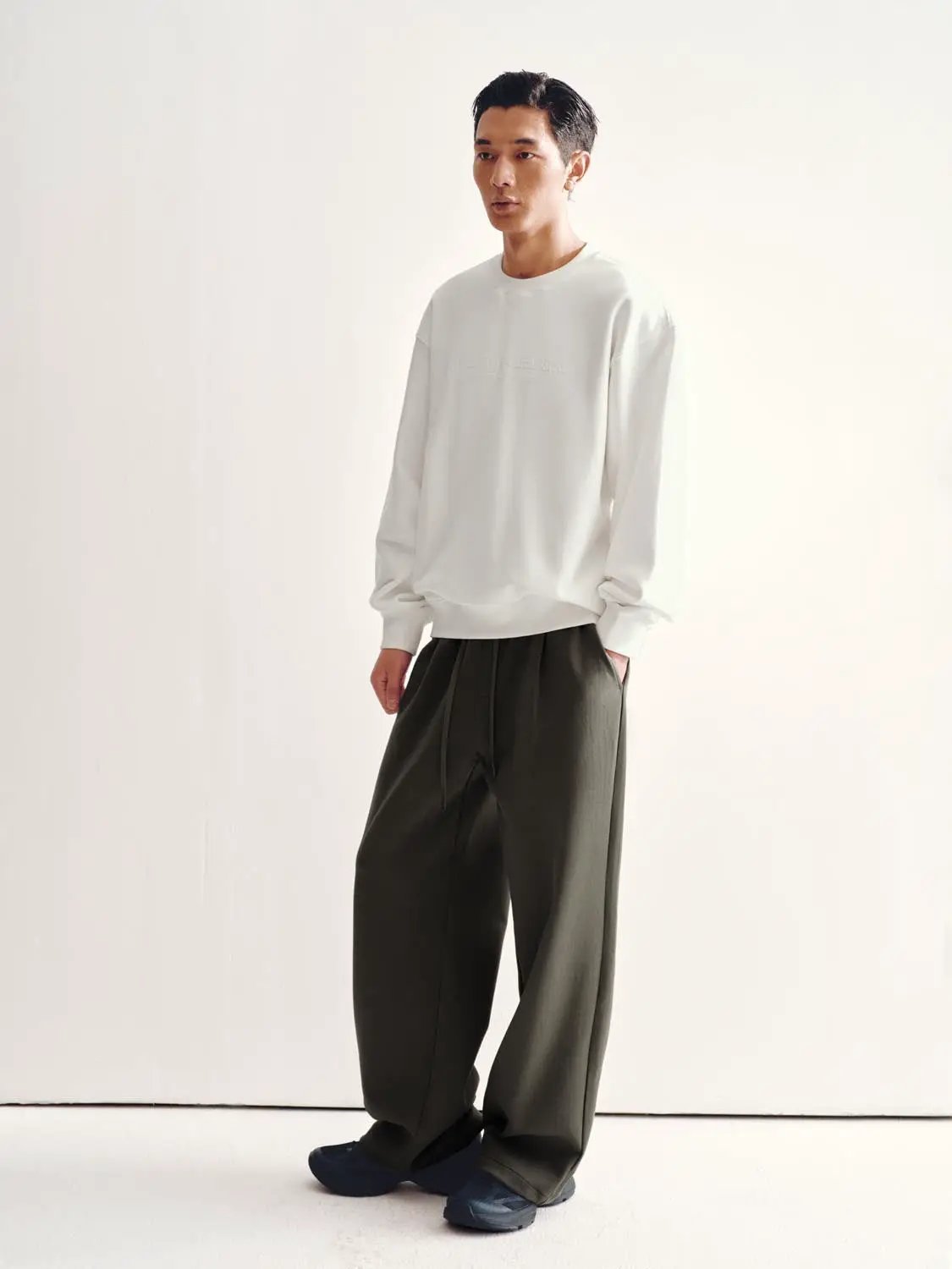 Sweatshirt, white crewneck, relaxed fit, Urban Revivo Fashion