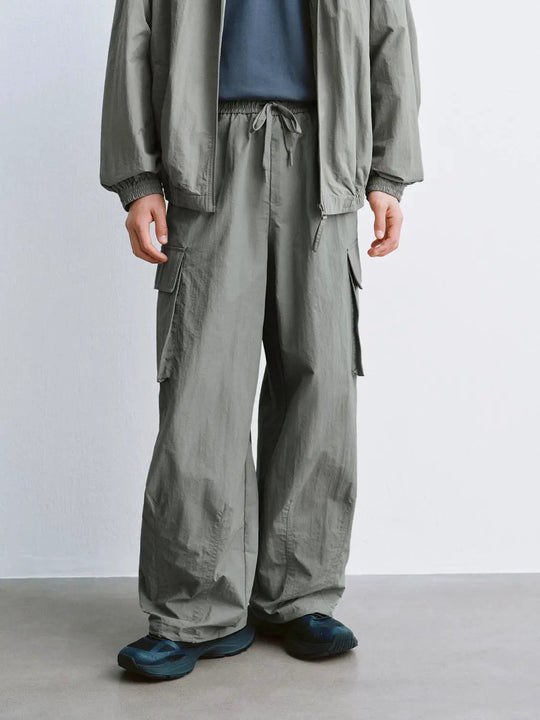 Pantalones cargo de pierna recta con bolsillo de solapa y cordón