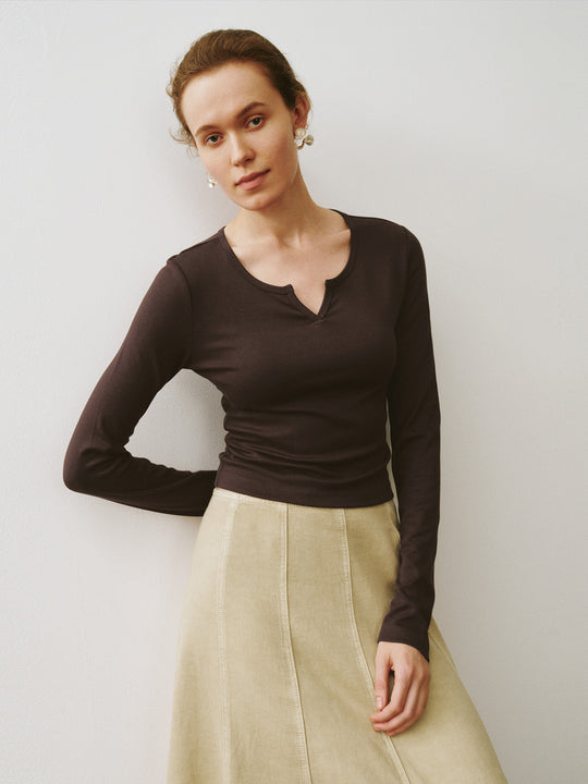 T-shirt moulant à encolure encochée