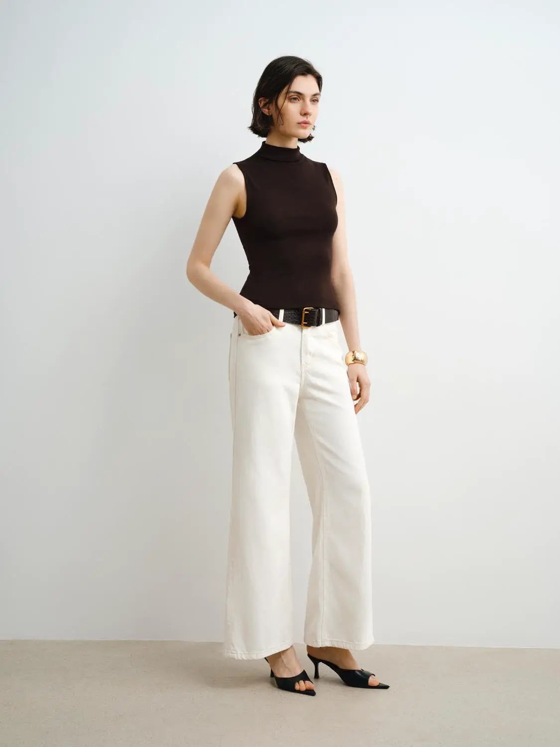 Tank top Urban Revivo Fashion; dark brown sleeveless mock-neck.