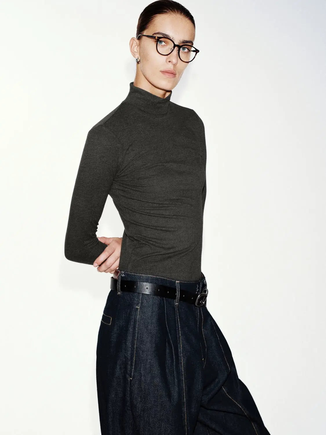 T-Shirt in dark heather gray with a turtleneck and long sleeves
