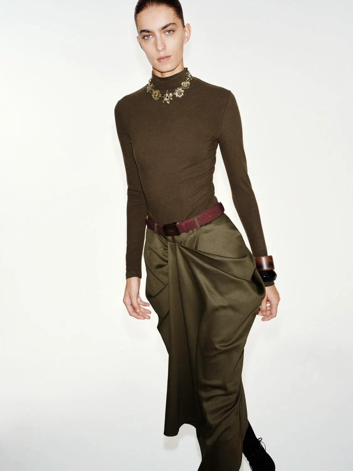 T-Shirt olive-brown long-sleeve turtleneck top, fitted silhouette