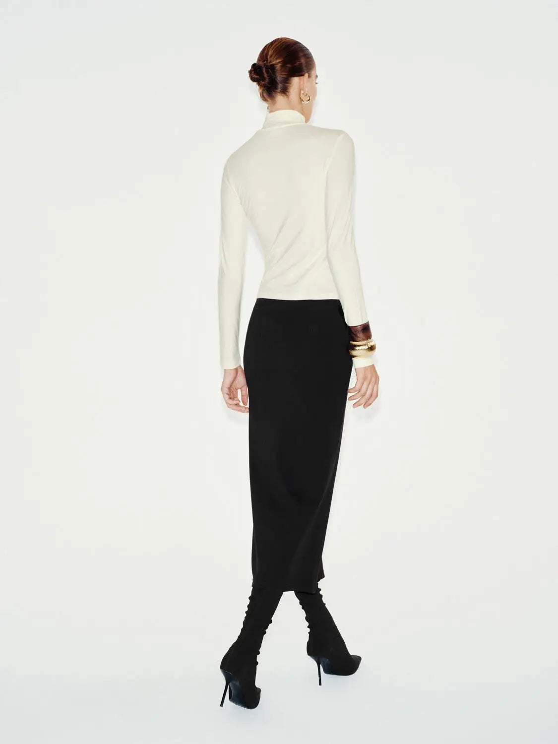 T-Shirt, cream long-sleeve turtleneck top paired with black midi skirt