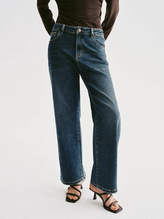 Mid-waisted Fitted Wide-leg Jeans