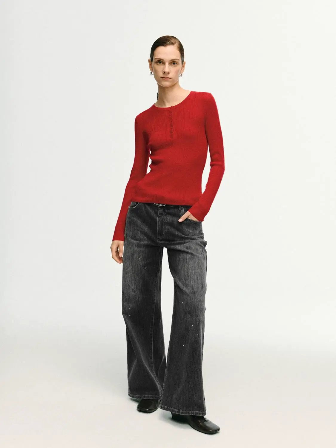 Slim ribbed button-front long-sleeve knitted T-shirt in red