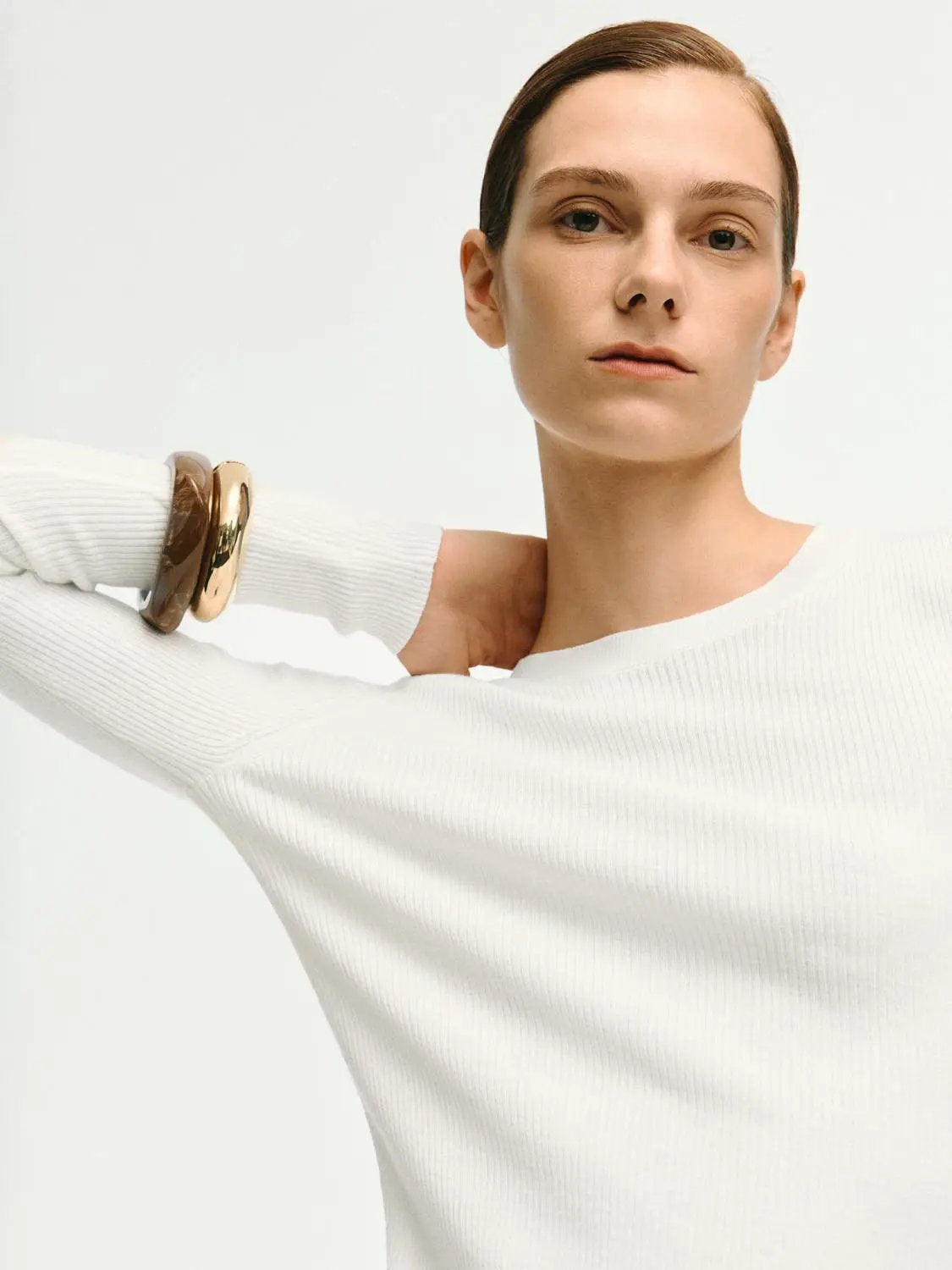 Ribbed fitted long-sleeve crew-neck T-shirt in white knit; Urban Revivo Fashion.