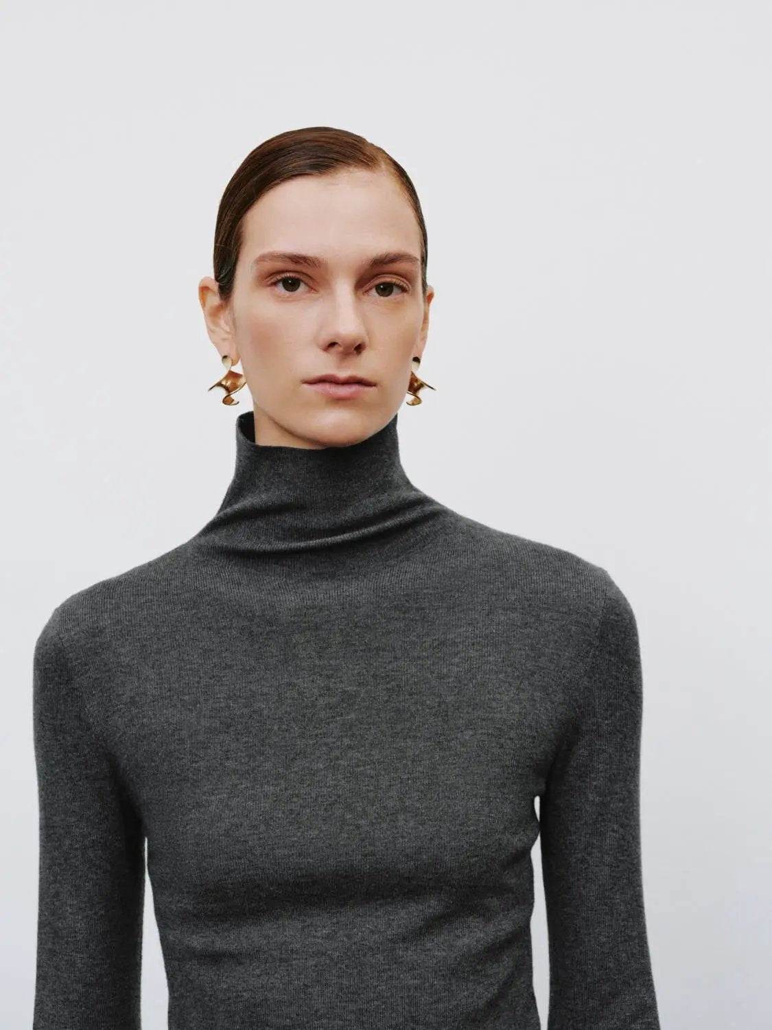 Ribbed fitted mock-neck long-sleeve sweater in charcoal gray knit by Urban Revivo Fashion