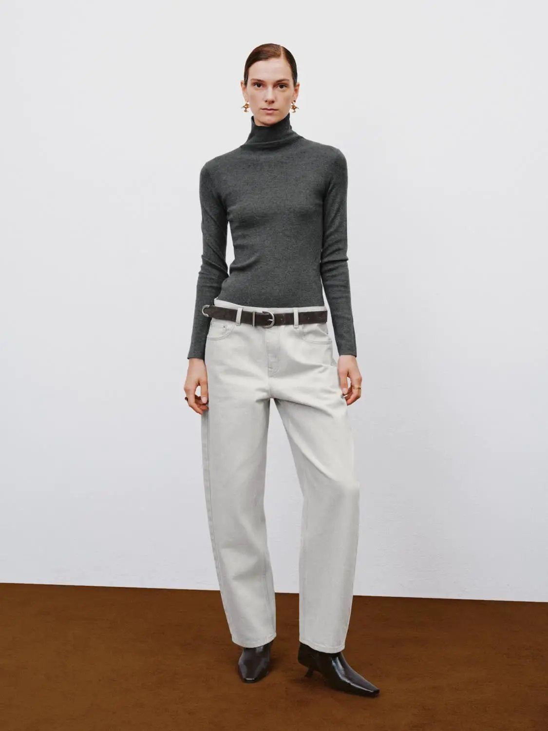 Ribbed fitted mock-neck long-sleeve sweater in dark gray knit by Urban Revivo