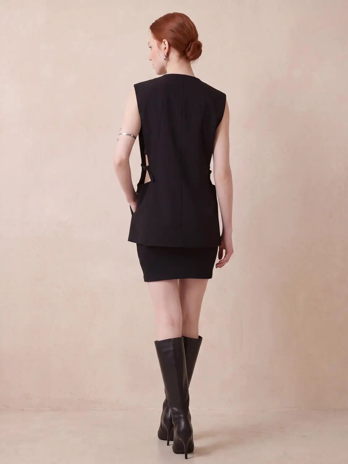 Sleeveless single-button vest in black; Urban Revivo Fashion W_Vests, paired with a black mini skirt.
