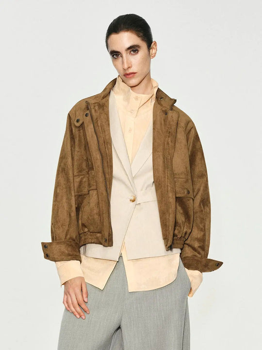 Chaqueta de manga larga con cuello alto, botones a presión y bajo elástico