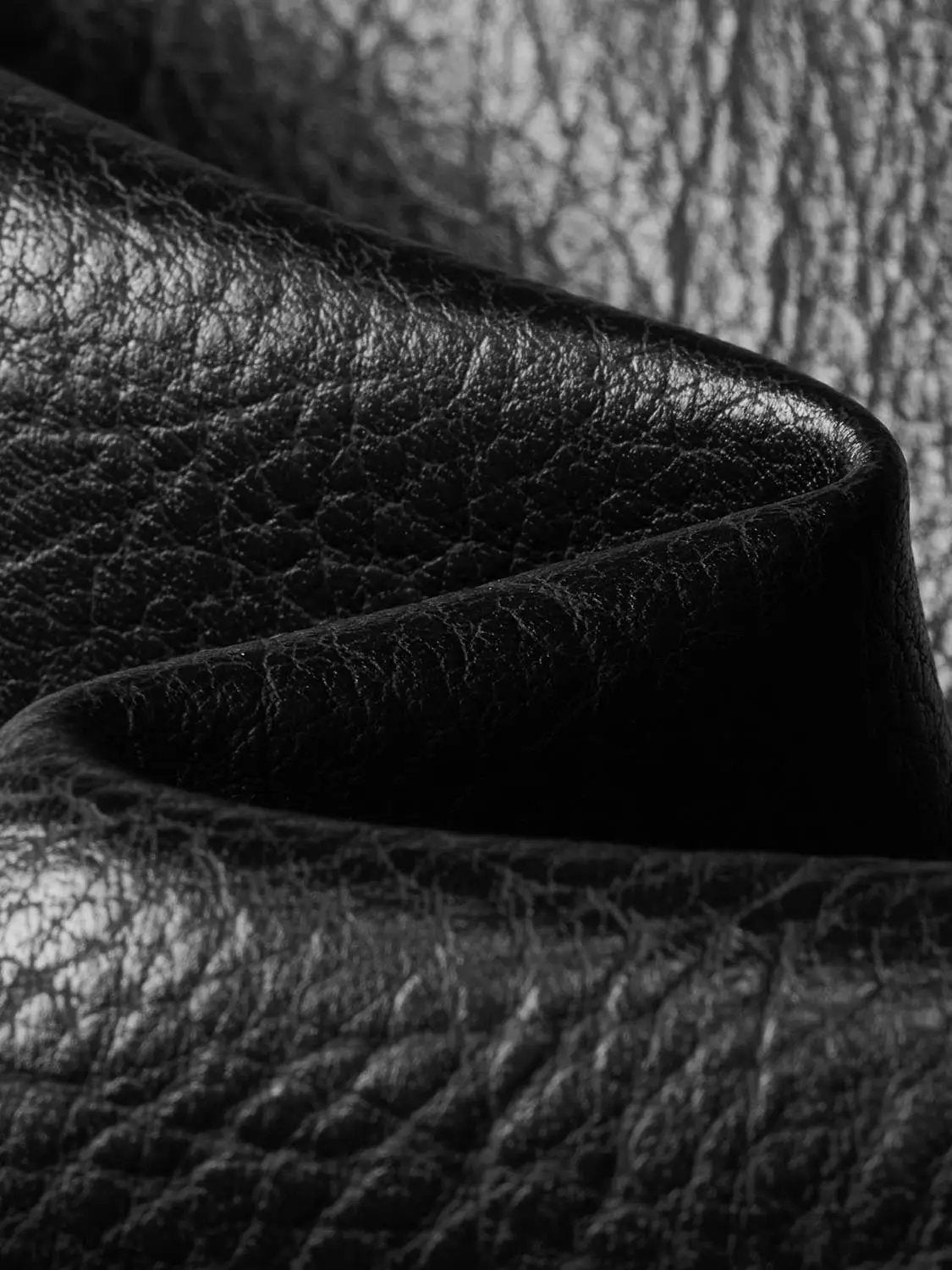 Jacket, black leather texture with visible stitching; Urban Revivo Fashion.