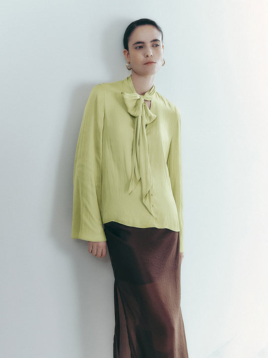 Chemise à col nœud papillon devant