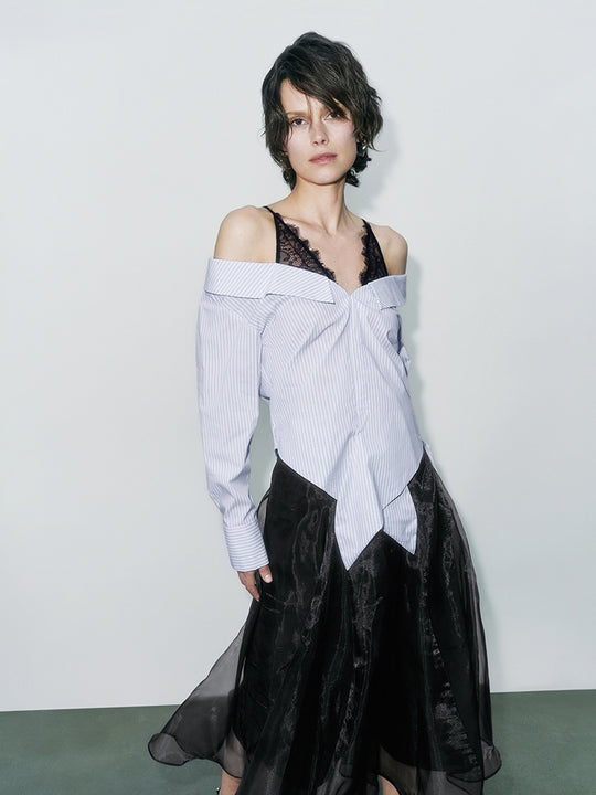 Chemises à décor en dentelle suspendues