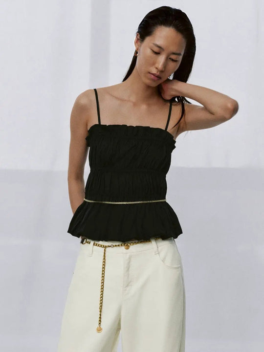 Top con tirantes, detalle de volantes y dobladillo abombado