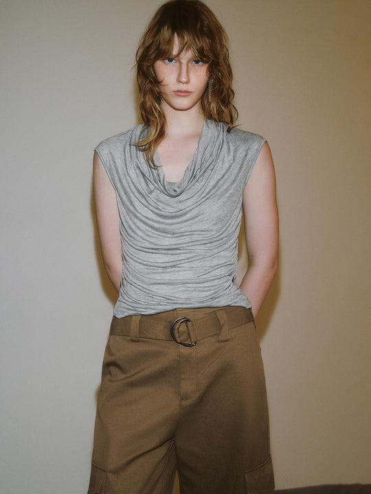 Camisetas con cuello cisne y mangas tipo capa