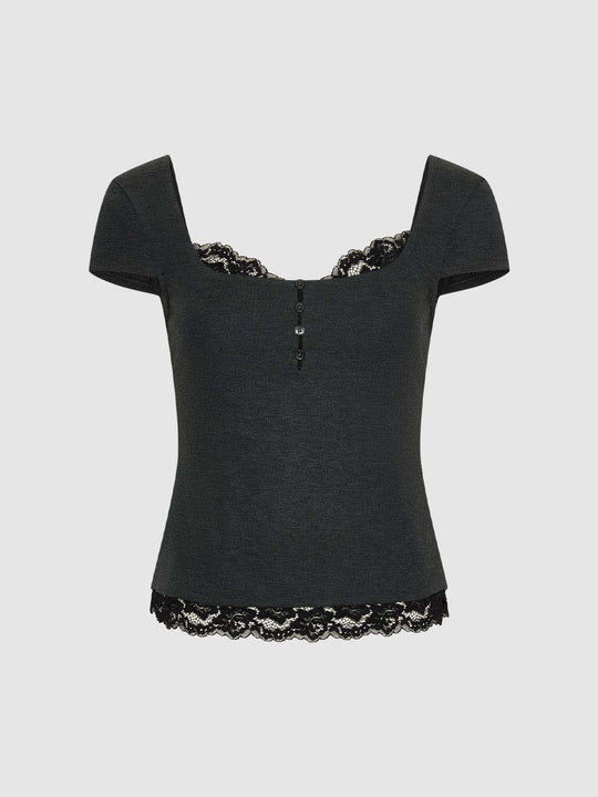 Blusa de punto con ribete de encaje y tapeta de botones