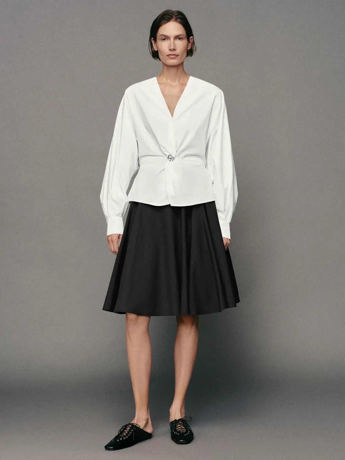 Pleated high-waisted cotton A-line knee-length skirt in black