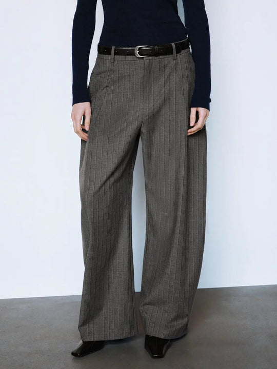 Pantalones de pernera curva a rayas, con cinturón decorativo