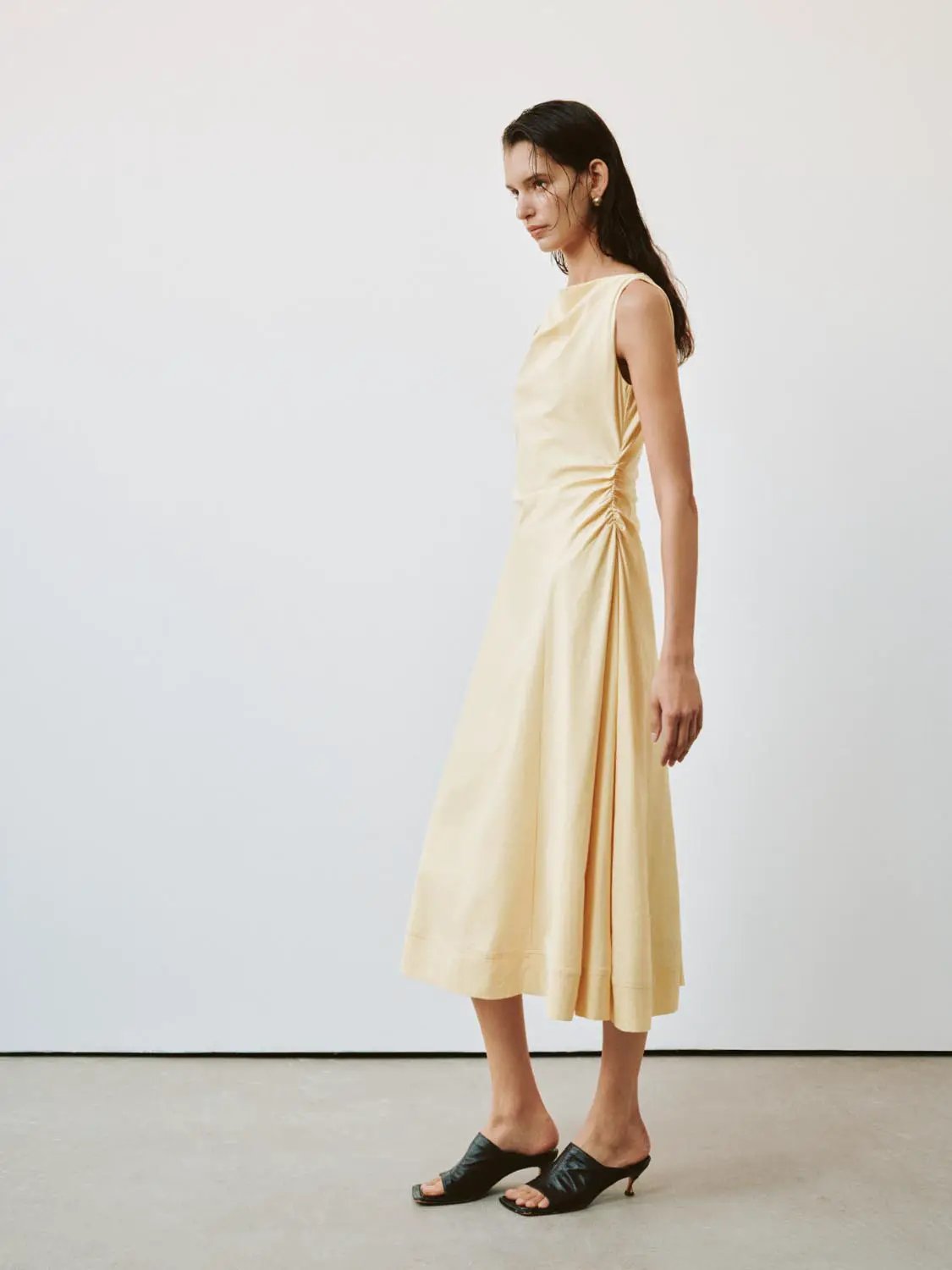 Ärmelloses A-Linien-Midikleid aus Leinenmischgewebe mit Drapierung und Wasserfallausschnitt