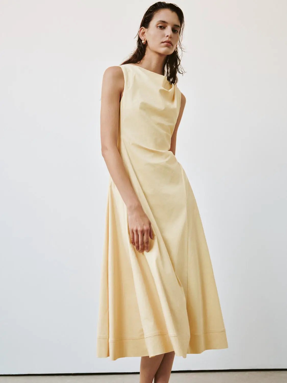 Ärmelloses A-Linien-Midikleid aus Leinenmischgewebe mit Drapierung und Wasserfallausschnitt