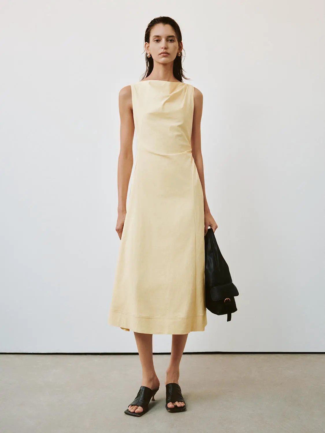 Ärmelloses A-Linien-Midikleid aus Leinenmischgewebe mit Drapierung und Wasserfallausschnitt