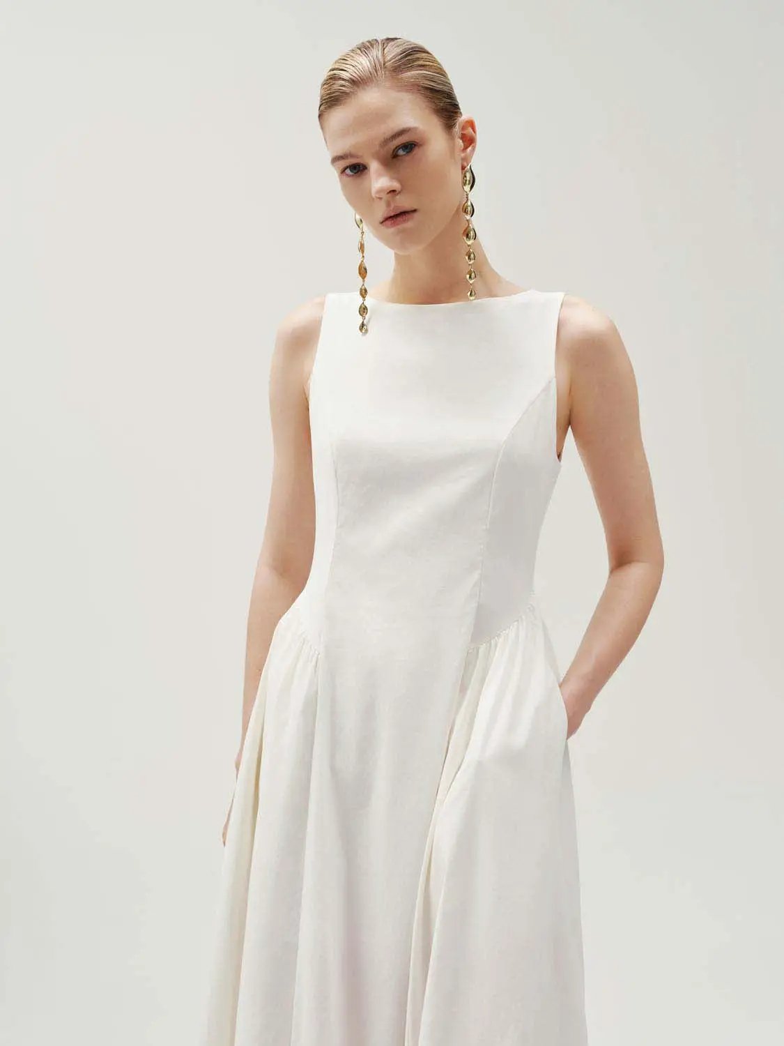 Crepe open-back sleeveless A-line midi dress by Urban Revivo Fashion in white
