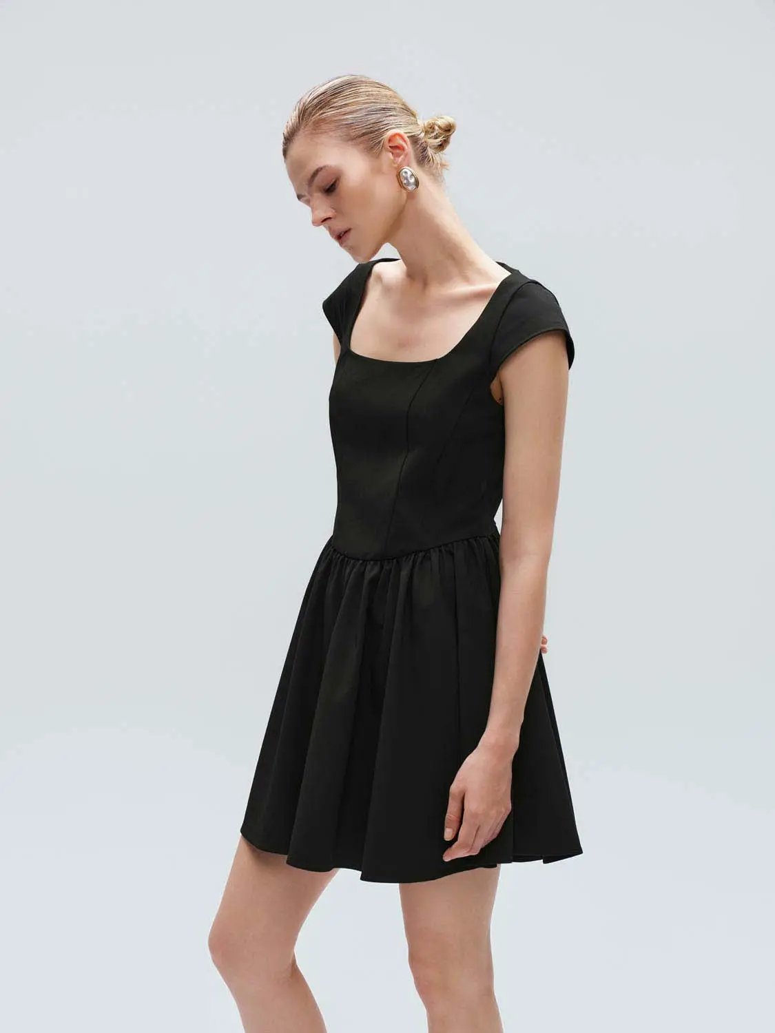 Flared pleated elastic waist A-line midi dress with short sleeves, black