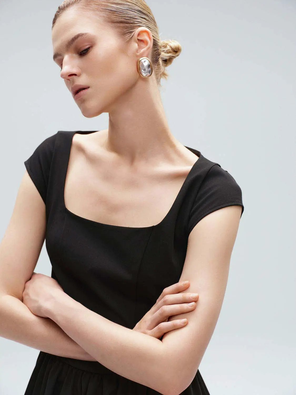 Flared pleated elastic-waist A-line midi dress in black