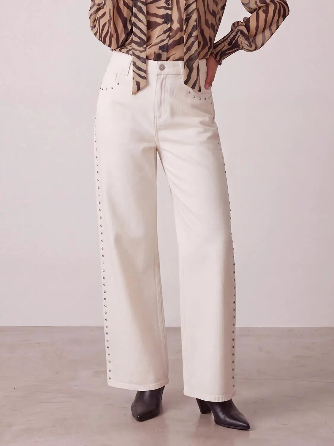 High waist wide-leg cotton jeans with studded side seams in ivory, Urban Revivo Fashion