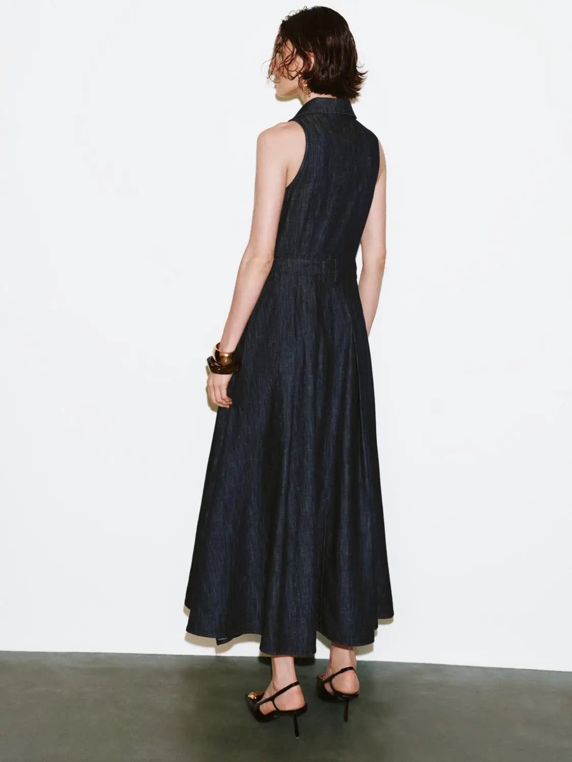 Ärmelloses Jeans-Maxikleid mit Falten und Knopfdetails