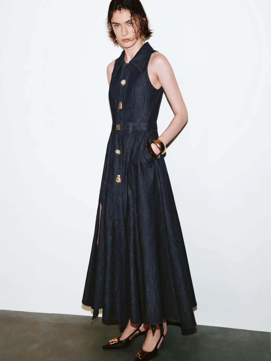 Ärmelloses Jeans-Maxikleid mit Falten und Knopfdetails