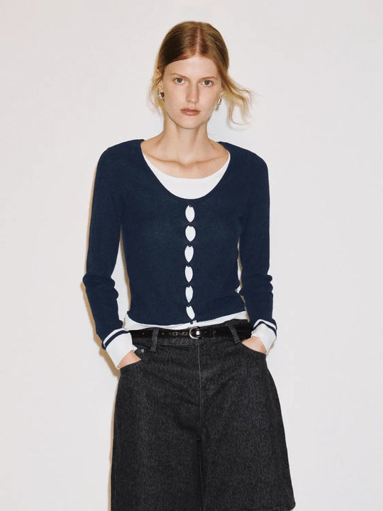 Marineblaues geripptes Strickoberteil mit Knopfleiste vorne, zweifarbigem Design und langen Ärmeln