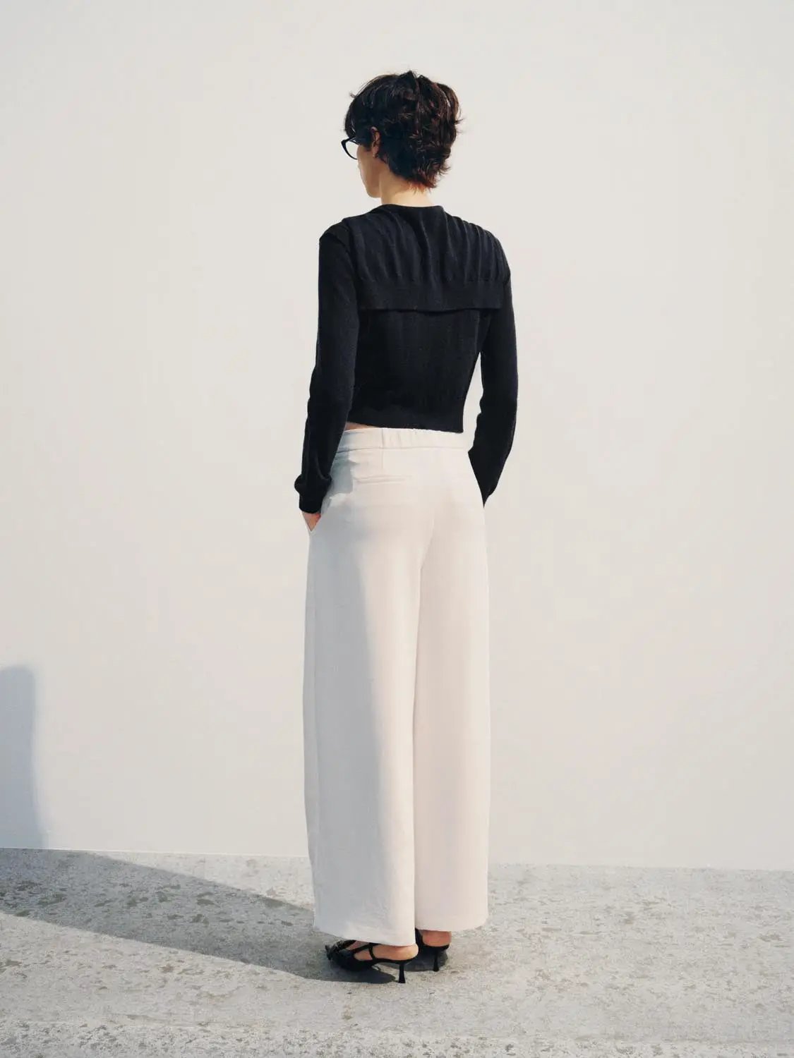 Knit T-Shirt by Urban Revivo Fashion; black cropped long-sleeve top on model.