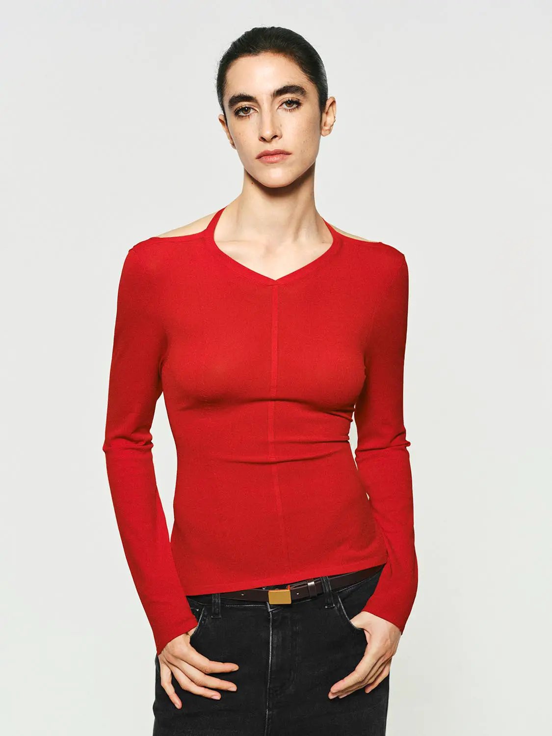 Solid fitted long-sleeve V-neck knit T-shirt in red