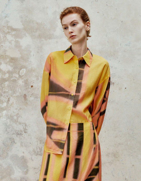 Camisa recta con botones y estampado