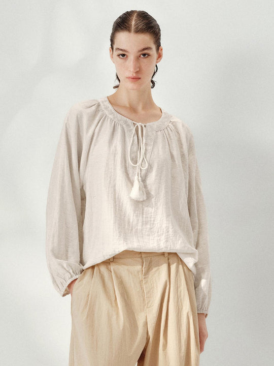 Camisa con detalle de cuerda drapeada en la parte superior