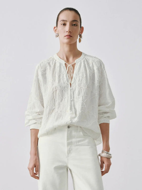 Camisas con escote en V y detalle de lazo bordado floral