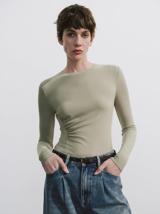 T-shirt attillata con scollo a giro arricciato