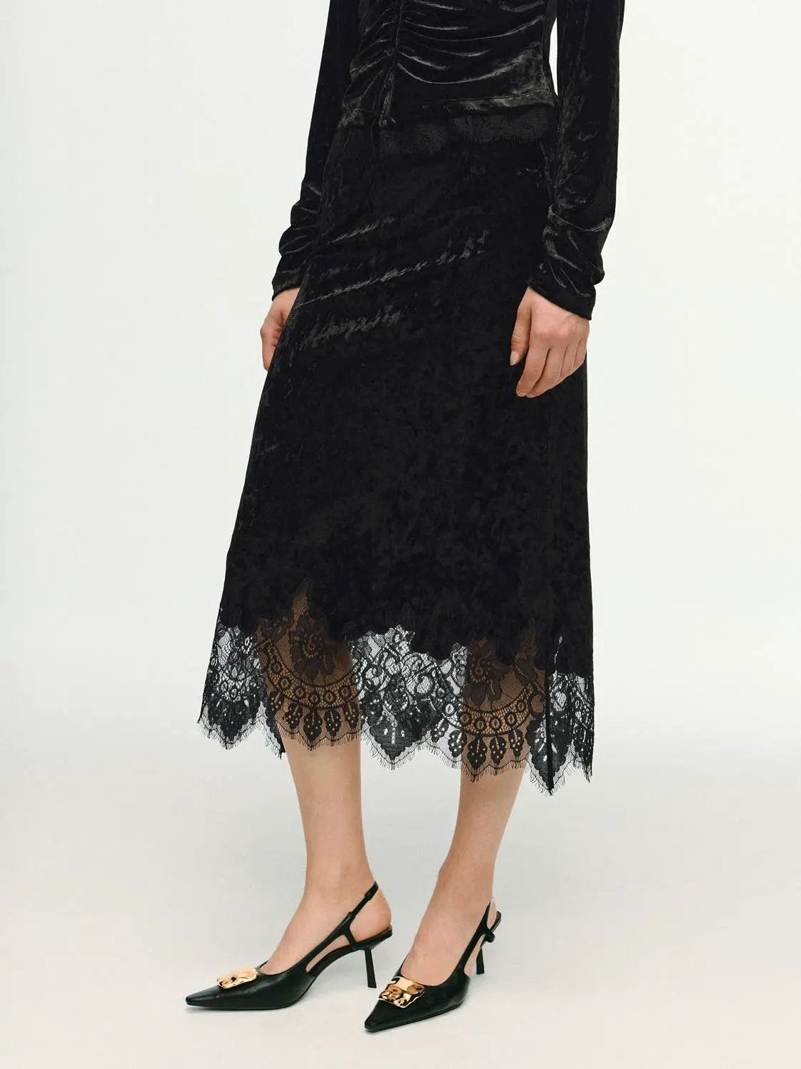 Scalloped lace-hem crushed-textured H-line skirt by Urban Revivo Fashion, black