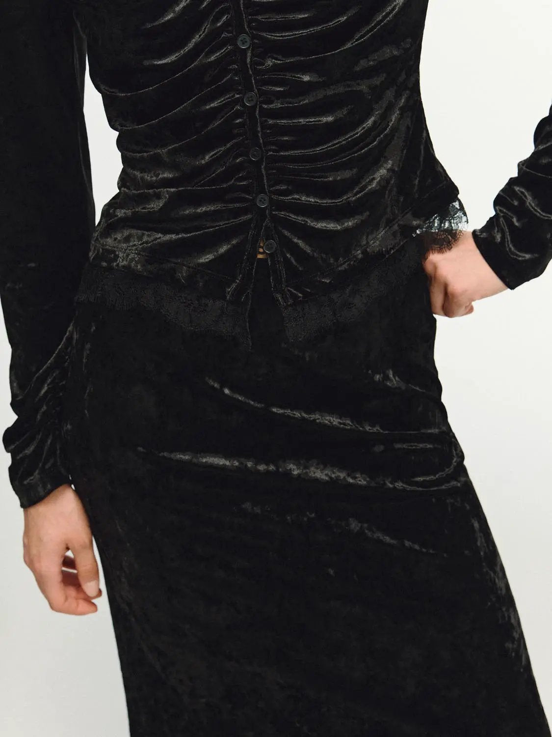 Scalloped Lace Hem Crushed Textured H-line Skirt in black by Urban Revivo