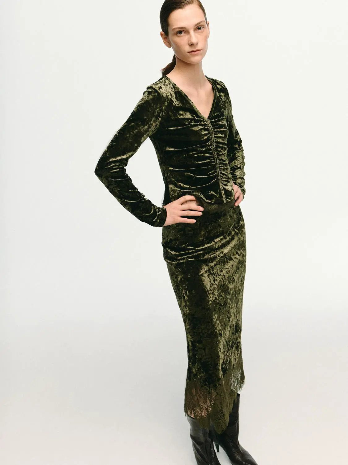 Scalloped lace-hem crushed-velvet olive-green H-line skirt.