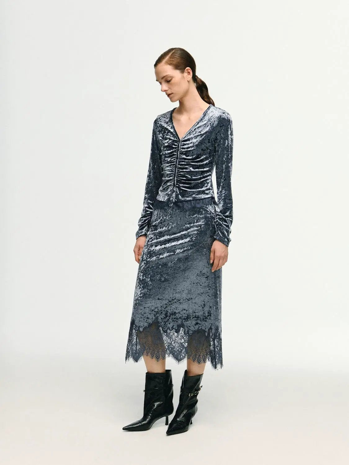 Scalloped lace-hem crushed-velvet H-line skirt, blue-gray, Urban Revivo