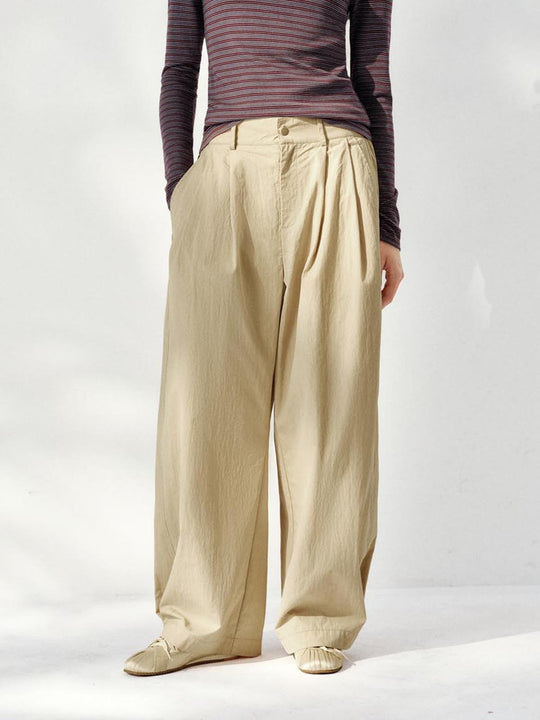 Locker sitzende Hosen mit weitem Bein