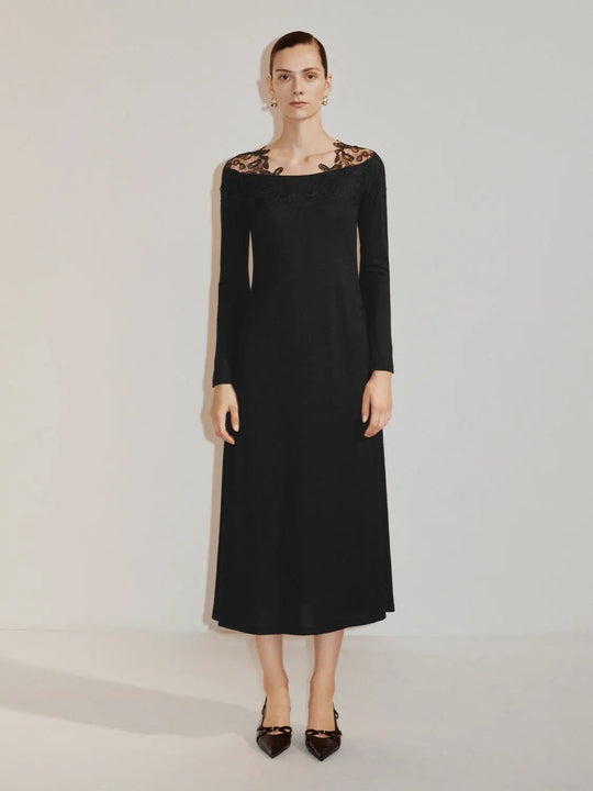 Robe longue trapèze à manches longues avec détails en dentelle
